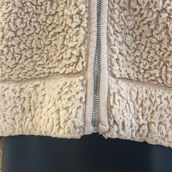 Hollister XS fleece zip up crop jacket - Picture 5 of 9